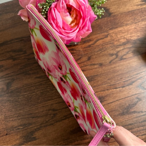 Punctuate Tulip print wristlet - Picture 4 of 10